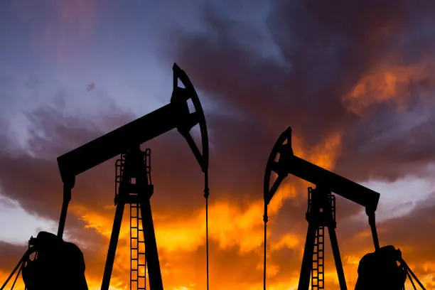 oil-pump-on-a-sunset-background-world-oil-industry