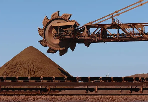 iron-ore-reclaimer-machine-and-stockpile