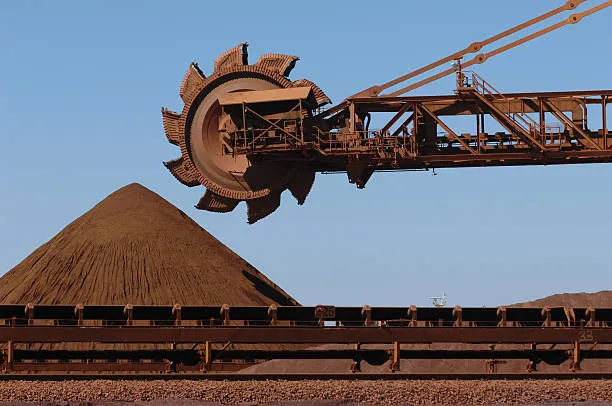 iron-ore-reclaimer-machine-and-stockpile