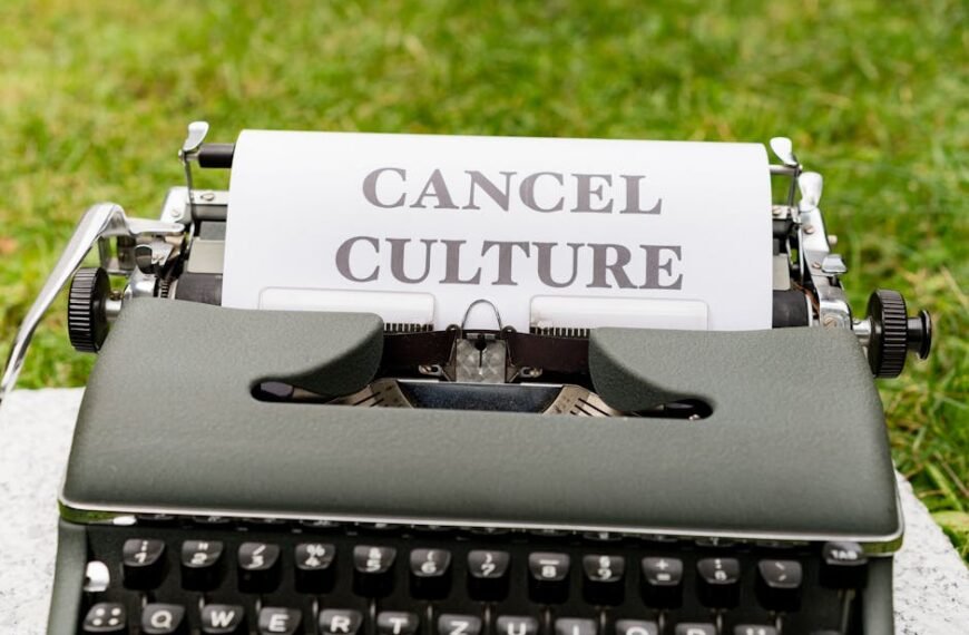 Northeast Snowstorm Disrupts Air Travel and Impacts Airline Stocks