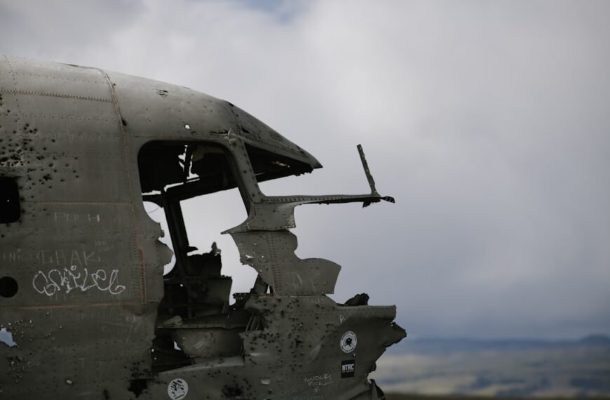 Helicopter crashes into ocean off Hawaii coast, leaving multiple dead and injured