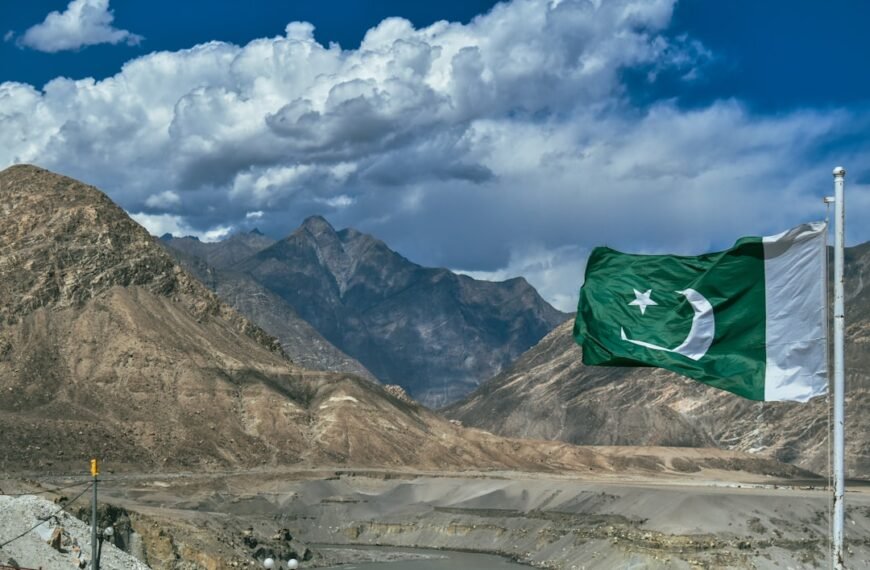 Iran warns the US against a ground invasion as regional powers plan to meet in Pakistan