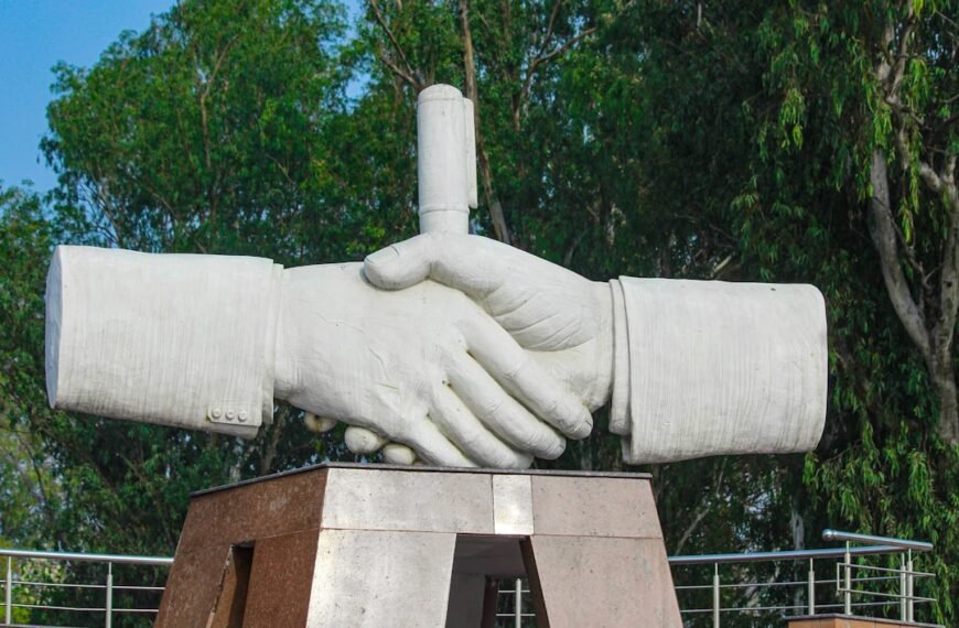 Trump Pauses Iran Strike Threats for Two Weeks, Conditional on Ceasefire Agreement and Strait of Hormuz Reopening