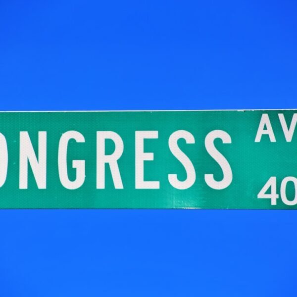 Trump says he'll sign order to pay TSA agents as Congress struggles to reach funding deal