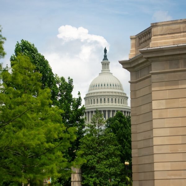 Washington Governor Signs 9.9% Income Tax on Earnings Over $1 Million