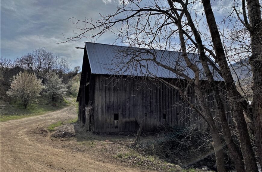 Idaho farm field and barn